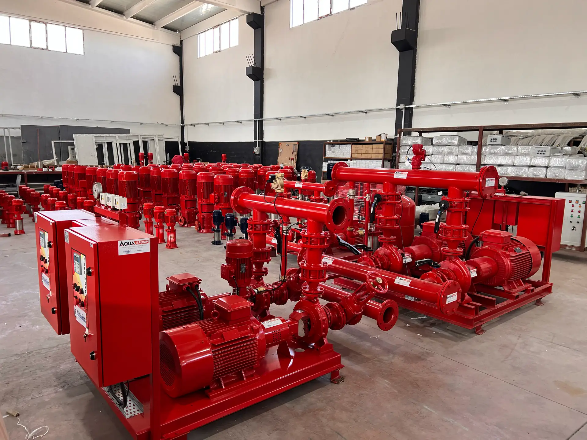 Groupes de pompage incendie rouges sur le site de l’usine
